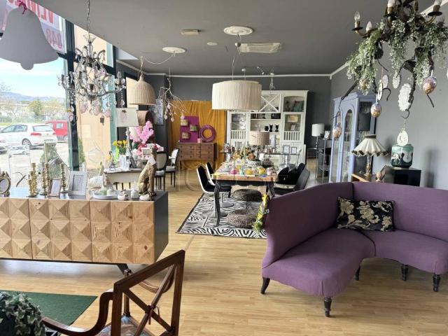 Locale Commerciale in vendita a San Leo Bastia, Umbria