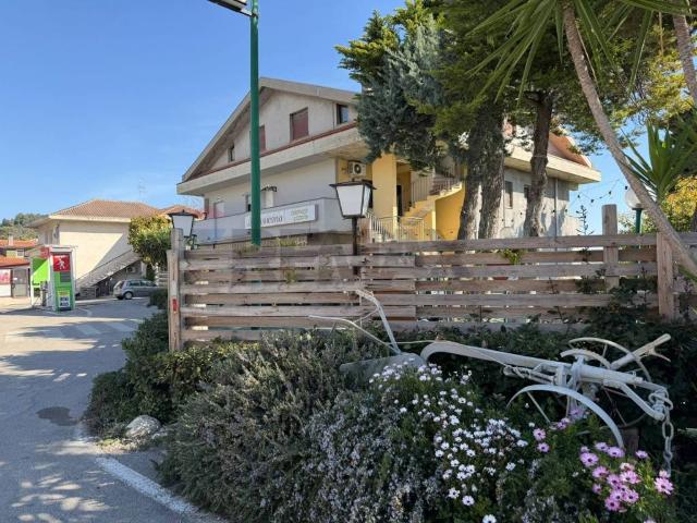 Locale Commerciale in vendita a Città Sant'angelo, Abruzzo