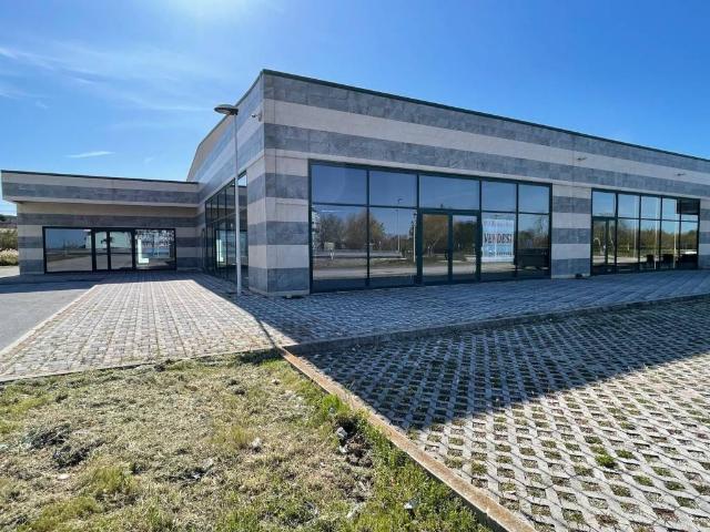 Locale Commerciale in vendita a Città Sant'angelo, Abruzzo