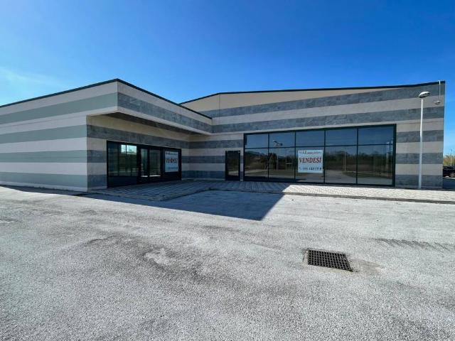 Locale Commerciale in vendita a Città Sant'angelo, Abruzzo