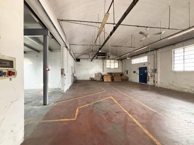 Locale Commerciale in vendita a Civate, Lombardia