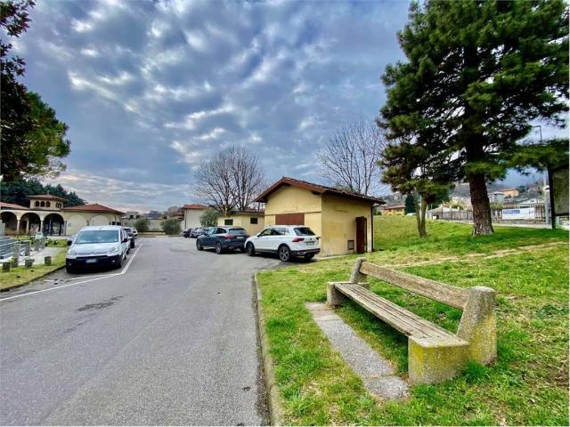 Locale Commerciale in vendita a Civate, Lombardia