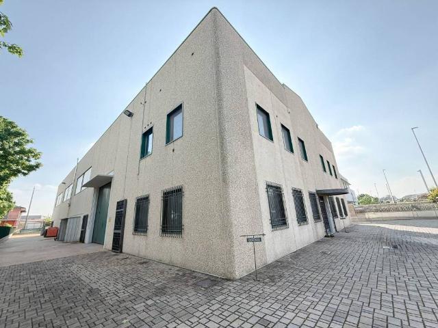 Locale Commerciale in vendita a Cividate Al Piano, Lombardia