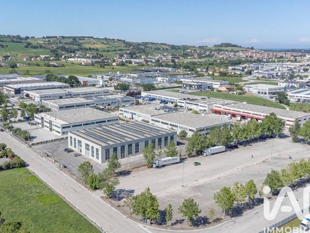 Locale Commerciale in vendita a Marche, Macerata
