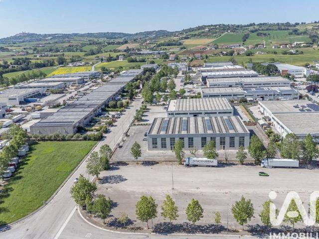 Locale Commerciale in vendita a Marche, Macerata
