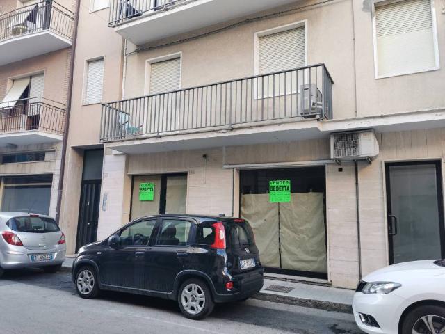 Locale Commerciale in vendita a Marche, Macerata
