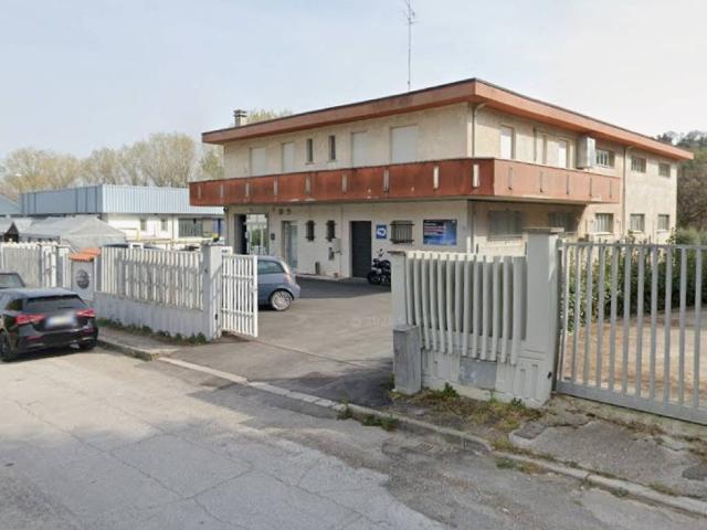 Locale Commerciale in vendita a Contrada Celeste, Marche