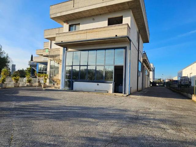 Locale Commerciale in vendita a Marche, Macerata