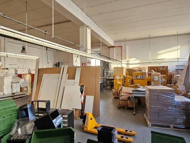 Locale Commerciale in vendita a Marche, Macerata