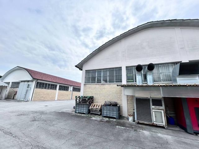 Locale Commerciale in vendita a Marche, Macerata