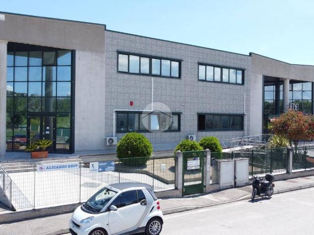 Locale Commerciale in vendita a Zona Industriale A, Marche