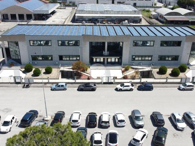 Locale Commerciale in vendita a Zona Industriale A, Marche