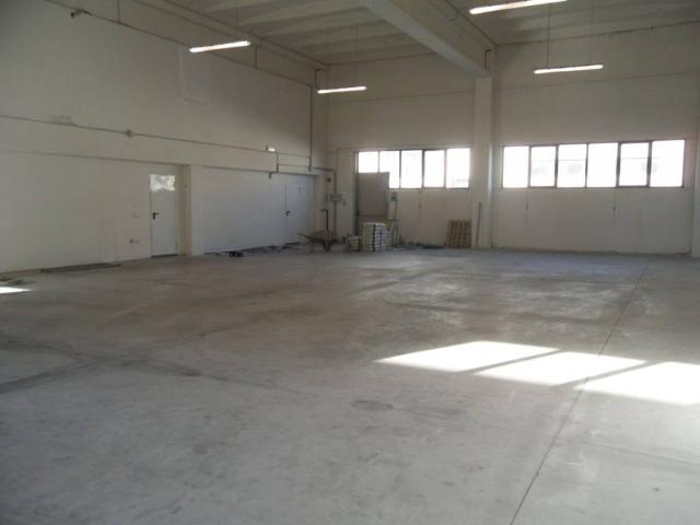 Locale Commerciale in vendita a Zona Industriale A, Marche