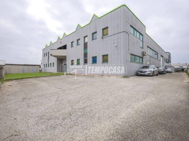 Locale Commerciale in affitto a Zona Industriale A, Marche