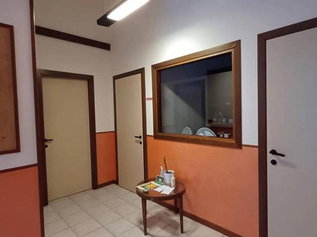 Locale Commerciale in vendita a Marche, Macerata