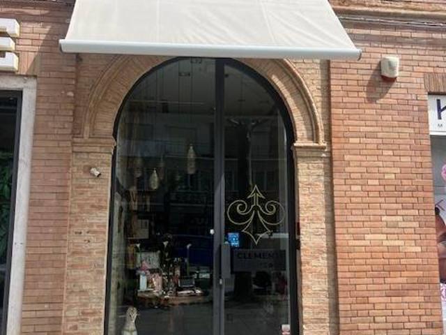 Locale Commerciale in vendita a Marche, Macerata