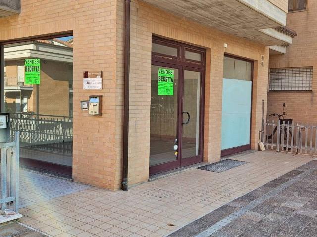 Locale Commerciale in vendita a Marche, Macerata