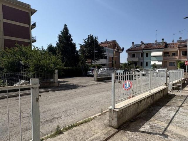 Locale Commerciale in vendita a San Marone, Marche
