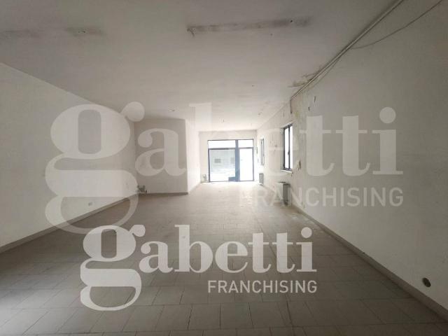 Locale Commerciale in vendita a Marche, Macerata