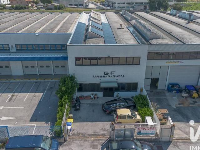Locale Commerciale in vendita a Zona Industriale A, Marche
