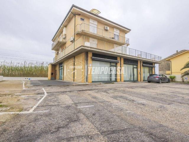 Locale Commerciale in vendita a Castelletta I, Marche