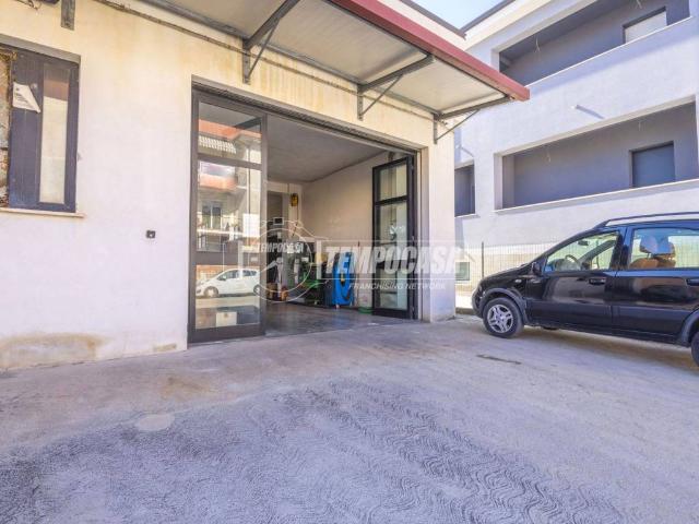 Locale Commerciale in vendita a San Marone, Marche