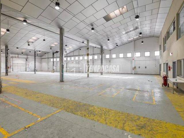Locale Commerciale in vendita a Marche, Macerata