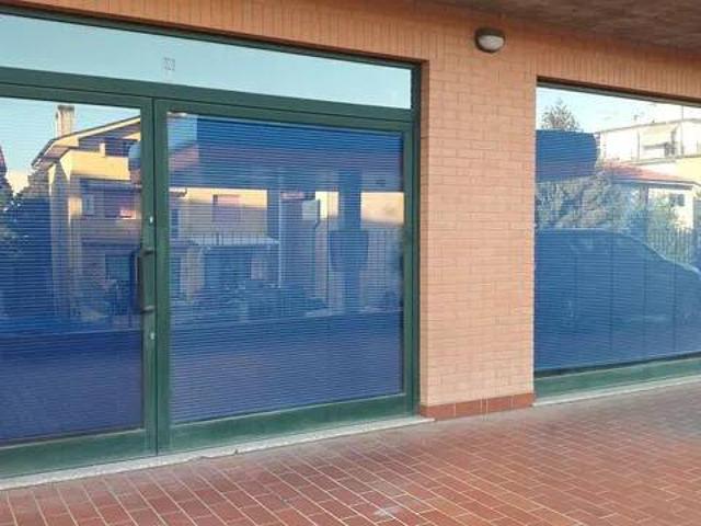 Locale Commerciale in vendita a San Marone, Marche