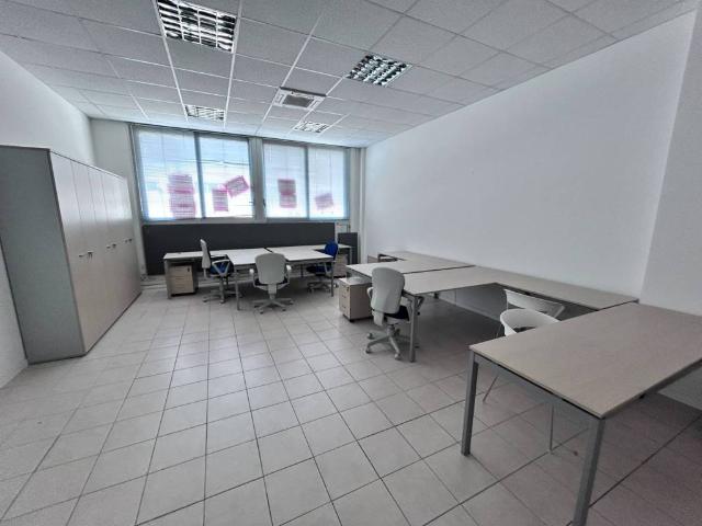 Locale Commerciale in vendita a Aurora, Marche