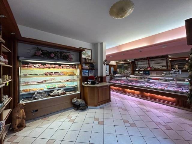 Locale Commerciale in vendita a Comunità della Val di Non, Cles
