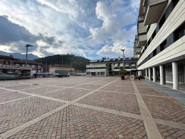 Locale Commerciale in vendita a Clusone, Lombardia