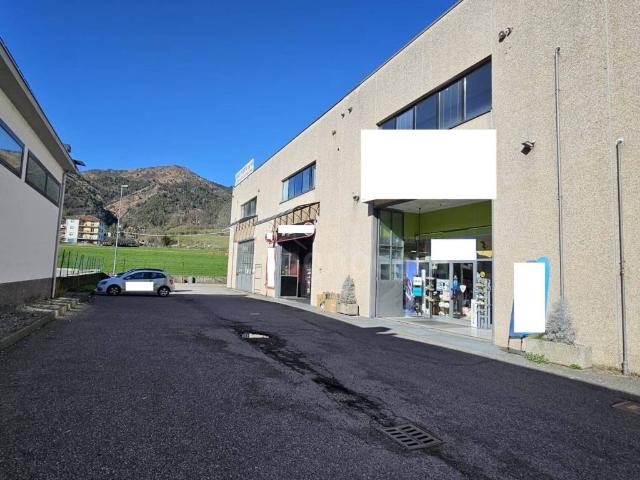 Locale Commerciale in vendita a Clusone, Lombardia