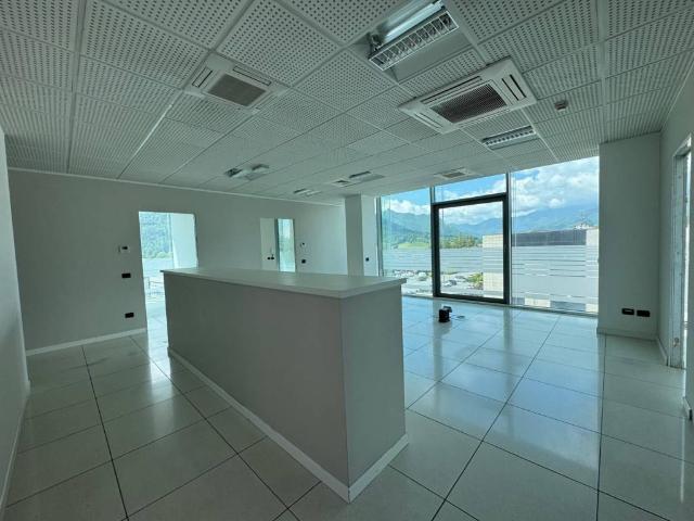Locale Commerciale in vendita a Clusone, Lombardia