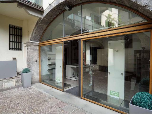 Locale Commerciale in vendita a Clusone, Lombardia