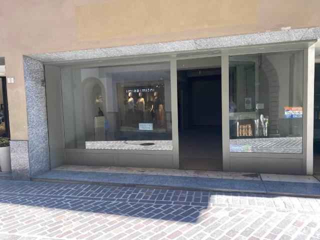 Locale Commerciale in vendita a Clusone, Lombardia