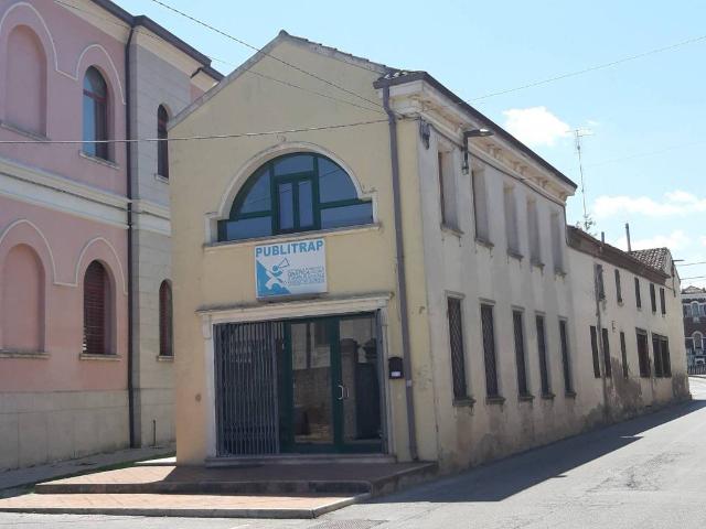Locale Commerciale in vendita a Unione Delta del Po, Codigoro