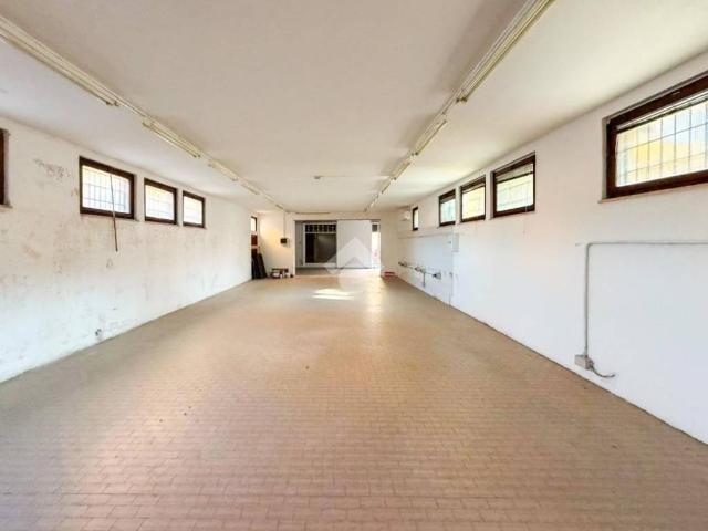 Locale Commerciale in vendita a Codogno, Lombardia