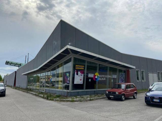 Locale Commerciale in vendita a Codroipo, Friuli-Venezia Giulia