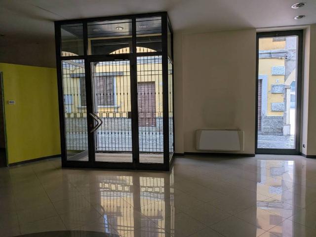 Locale Commerciale in vendita a Cogliate, Lombardia