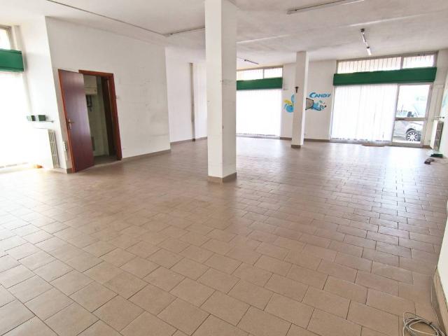 Locale Commerciale in vendita a San Damiano, Cogliate