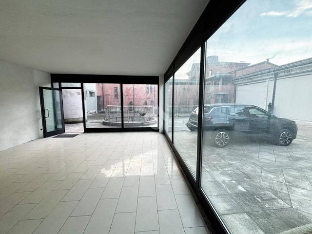 Locale Commerciale in vendita a Villatico, Colico
