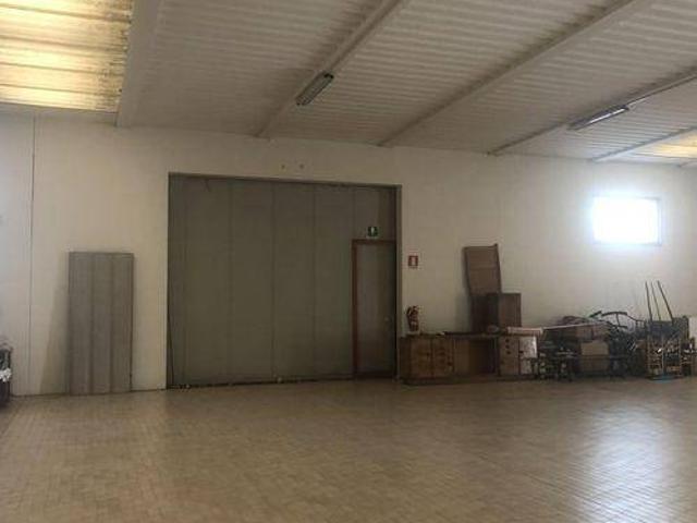 Locale Commerciale in vendita a Colle Umberto, Veneto