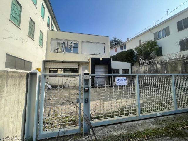 Locale Commerciale in vendita a Collecchio, Reggio Emilia