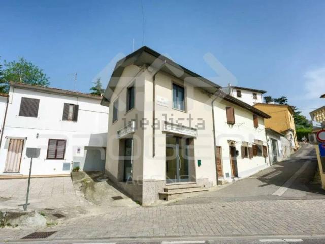 Locale Commerciale in vendita a Collesalvetti, Livorno