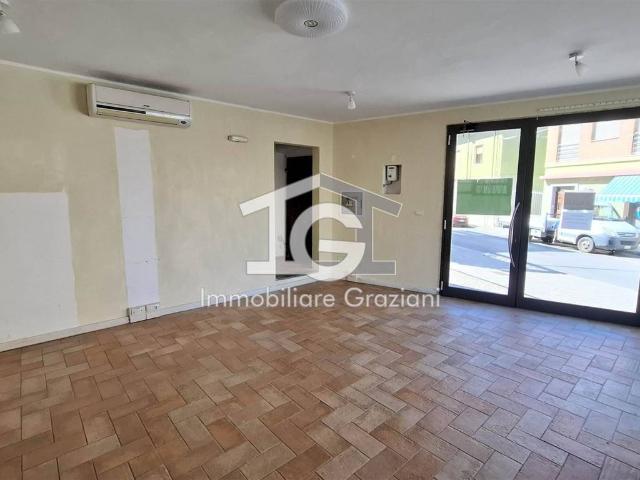 Locale Commerciale in vendita a Collesalvetti, Livorno