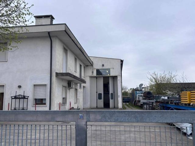 Locale Commerciale in vendita a Cologna Veneta, Veneto