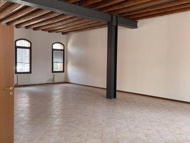 Locale Commerciale in vendita a Cologna Veneta, Veneto