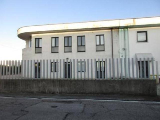Locale Commerciale in vendita a Colognola Ai Colli, Veneto