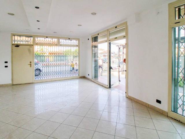 Locale Commerciale in vendita a Comezzano-Cizzago, Cizzago
