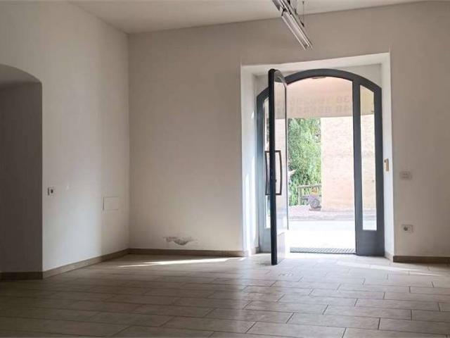 Locale Commerciale in vendita a Comunità della Valle di Sole, Commezzadura